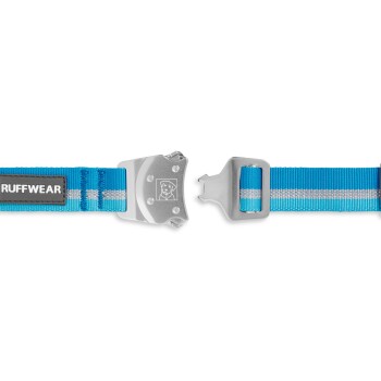 Blaues Hundehalsband mit einer silbernen Schnalle, mit einem "RUFFWEAR"-Label und einem Hundelogo auf der Schnalle.