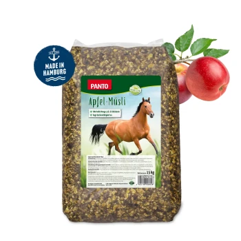 1,5 kg Beutel Panto Apfel-Müsli für Pferde, beschriftet mit einem galoppierenden Pferd und Äpfeln, mit dem Hinweis "Hergestellt in Hamburg" und ernährungsphysiologischen Vorteilen.