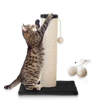 Eine verspielte getigerte Katze streckt sich an einem hohen, beigen Kratzbaum mit schwarzem Oberteil, begleitet von zwei Seilbällen an der Seite.