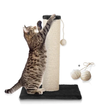 Eine verspielte getigerte Katze streckt sich an einem hohen, beigen Kratzbaum mit schwarzem Oberteil, begleitet von zwei Seilbällen an der Seite.