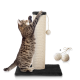 Eine verspielte getigerte Katze streckt sich an einem hohen, beigen Kratzbaum mit schwarzem Oberteil, begleitet von zwei Seilbällen an der Seite.