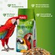 Ein bunter Ara steht neben einem Sack PANTO-Papageienfutter, das Informationen über die Vitamine A, D und E, Sonnenblumenkerne und Energiebedarf enthält.