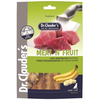 L'emballage de nourriture pour animaux Dr. Clauder's Meat 'n' Fruit montre des cubes de viande crue, des bananes et des étiquettes indiquant '100% naturel' et 'sans sucre ajouté.'