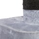 Grauer Kratzbaum für Katzen mit plüschigem Boden und einem mit Sisal umwickelten Kratzpfosten. Ideal zum Klettern und Kratzen.