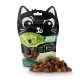 Un sac de friandises pour animaux Lucky Lou's Cubes Mix avec un design de chat noir joueur, avec des friandises en forme de cube éparpillées devant.
