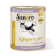 Dose mit Sanoro Hundefutter, die eine schwarz-weiße Hundillustration zeigt, beschriftet mit "Känguru pur" und "100% Muskelfleisch" sowie "Premium Hundenahrung."