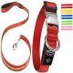 Rotes Haustierhalsband- und Leinen-Set mit einer silbernen Schnalle und Clip, mit einem schwarzen Tag mit einem Powersymbol und bunten Riemen an der Seite.