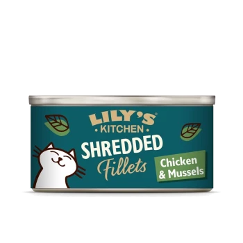 Une boîte de nourriture pour chats Lily's Kitchen Shredded Fillets, avec une illustration de chat blanc, étiquetée "Poulet & Moules."