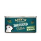 Eine Dose Katzenfutter von Lily's Kitchen mit zerrissenen Filets, mit einer Illustration einer weißen Katze, beschriftet mit "Hühnchen & Muscheln."