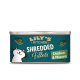 Eine Dose Katzenfutter von Lily's Kitchen mit zerrissenen Filets, mit einer Illustration einer weißen Katze, beschriftet mit "Hühnchen & Muscheln."