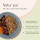Haustierfutter in einer blauen Schüssel, mit einer Mischung aus Fleisch und Gemüse, mit Text, der die natürlichen Zutaten und die Eignung für empfindliche Haustiere hervorhebt.