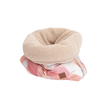 Weiches beiges Haustierbett mit Sherpa-Futter, außen mit rosa-weißem geometrischem Muster und kleinem braunem Etikett.