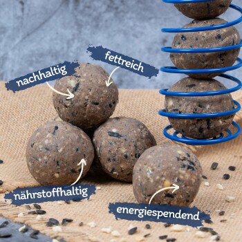 Haustierfutterbällchen auf einer Juteschicht präsentiert, beschriftet mit "nachhaltig", "fettreich", "nährstoffhaltig" und "energiespendend".