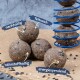 Haustierfutterbällchen auf einer Juteschicht präsentiert, beschriftet mit "nachhaltig", "fettreich", "nährstoffhaltig" und "energiespendend".