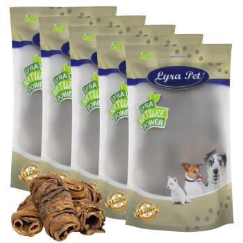 Fünf Tüten Lyra Pet Nature Power Hundeleckerlis, mit einem Stapel gerollter Leckerlis davor. Jede Tüte hat ein grünes Logo und Bilder von Hunden.