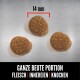 Drei braune Tierfutterpellets auf einer Metalloberfläche, mit "14 mm" und dem Text: "GANZE BEUTE PORTION FLEISCH | INNEREIEN | KNOCHEN."