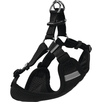 Zwart huisdierenharnas met verstelbare banden en een gevoerde mesh binnenkant, met een metalen D-ring voor het bevestigen van de riem.