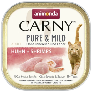 Animonda CARNY Pure & Mild kattenvoerbakje — kip + garnalen (volwassen); kat loopt en stukjes vlees.