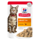 Hill's Science Plan Katzenfutterbeutel mit einer getigerten Katze, beschriftet mit "Erwachsene 1-6 Huhn," mit Stückchen in Soße.