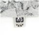 Eine Nahaufnahme einer weichen, grauen Haustierdecke mit einem Etikett, das das Logo "W&J" und ein Union-Jack-Design zeigt.