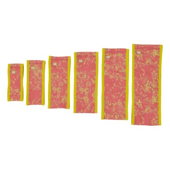 Ein Set aus sechs bunten Haustierdecken in verschiedenen Größen, mit einem pinken und gelben abstrakten Design, mit kleinen Markentags sichtbar.