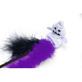 Weißes Gespenster-Plüschspielzeug, befestigt an einem schwarz-lila gefiederten Katzenspielzeug auf weißem Hintergrund.