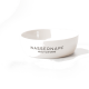 Eine weiße Haustierwasser-Schüssel mit dem Text "WASSERNAPF stay hydrated" auf der Seite, auf einer sauberen Oberfläche mit Wassertropfen platziert.