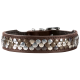 Stylische braune Lederhalsband für Haustiere, verziert mit metallischen Nieten in Silber- und Goldtönen.