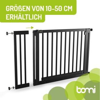 Schwarzes Haustiergitter mit verstellbarer Breite, mit vertikalen Latten und einem sicheren Schlossmechanismus, beschriftet mit 'Größen von 10-50 cm erhältlich.'