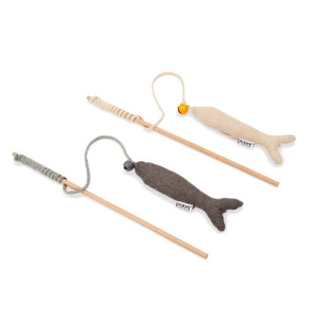 Katzenangel Zwei Katzenspielzeuge mit fischförmigen Stoffanhängern in Grau und Beige, die an Holzstäben mit Schnur befestigt sind.