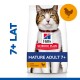 Opakowanie karmy dla kotów z tabby kotem w obroży, oznaczone "Hill's Science Plan," "Mature Adult 7+" i "z kurczakiem."