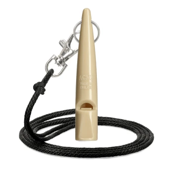 Beige ACME-Pfeife mit schwarzem Halsband und Metallclip, hergestellt in England, isoliert vor weißem Hintergrund.