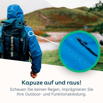 Eine Person in einer blauen wasserdichten Jacke im Freien, die Wassertropfen hervorhebt. Text: "Kapuze auf und raus! Imprägnieren Sie Ihre Kleidung."