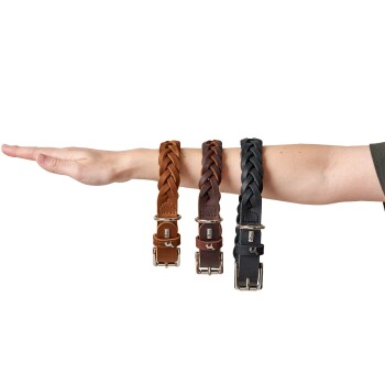 Eine Hand hält drei geflochtene Lederhalsbänder für Hunde in braun, dunkelbraun und schwarz, die ihr Design und ihre Schnallen präsentieren.