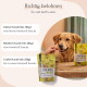 Eine Sammlung von gelben Verpackungen für "Pure Bites" Lamm-Hundeleckerlis, mit Silhouetten von Hunden, Nährstoffsymbolen und dem Text "Pure Bites Lammm."