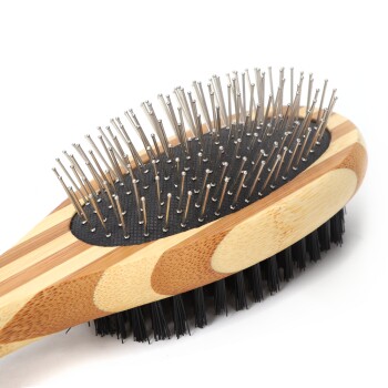 Eine Bambus-Haustierbürste mit Metallstiften und weichen Borsten, die für effektives Entwirren und Pflegen konzipiert ist.