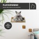 Graue Katze ruht auf einem wandmontierten Holz-Katzenregal mit Kissen, Text „PLATZSPAREND Ideal für kleine Räume und wenig Platz“ und „keine Stellfläche nötig“.