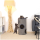 Zwei verspielte graue Kätzchen interagieren mit einem hohen, strukturierten Katzenbaum mit mehreren Öffnungen in einem gemütlichen Wohnzimmer.