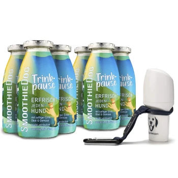 Sechs Flaschen des "Smoothie Dog"-Getränks für Hunde mit einem blauen und grünen Design, zusammen mit einem tragbaren Wasserspender.
