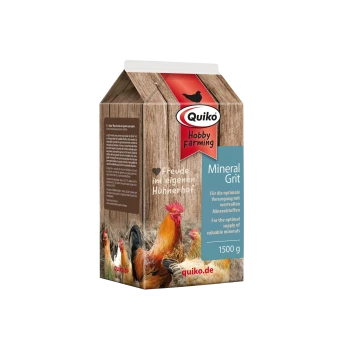 Quiko Hobby Farming Mineral Grit 1500 g Schachtel mit Hahnbild, Holzplanken-Design und dem Text „Freude im eigenen Hühnerhof”