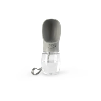 Hundetrinkflasche für Unterwegs Tragbare Haustier-Wasserflasche mit einem grauen Schaufeloberteil und einem klaren Wasserbehälter, mit einem Knopf zum Ausgeben von Wasser.