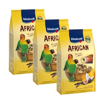 Drei Tüten Vitakraft Afrikanisches Vogelfutter, mit bunten Papageien auf der Vorderseite, mit dem Text "Unsere Herkunft ist Afrika!"