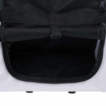 Eine Nahaufnahme eines Haustierträgers mit einem schwarzen Netzoberteil und einem geräumigen, dunklen Innenraum, mit einem Reißverschluss und Sicherungsriemen.