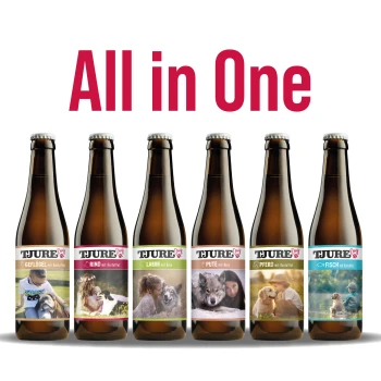 Vier Flaschen TJURE frische Fleisch-Smoothies für Hunde, beschriftet mit Geflügel, Rind mit Kartoffeln, Pute mit Reis und Lamm mit Reis.