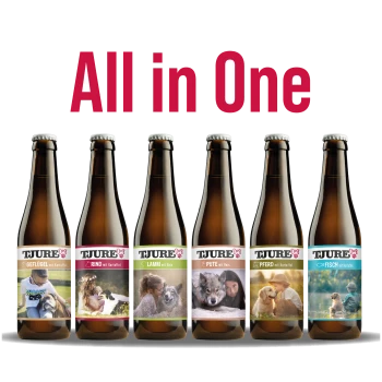 Vier Flaschen TJURE frische Fleisch-Smoothies für Hunde, beschriftet mit Geflügel, Rind mit Kartoffeln, Pute mit Reis und Lamm mit Reis.
