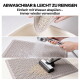 Beige Silikon-Katzenstreu-Matte wird entleert, abgespült und abgesaugt; sichtbarer Text: 'ABWASCHBAR & LEICHT ZU REINIGEN'.