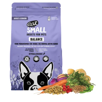 EatSmall Trockenfutter BALANCE 3x2 kg Lila "eat SMALL Insects for Pets" Hundefutterbeutel mit der Aufschrift "BALANCE," mit einem Französischen Bulldoggen und Gemüse wie Karotten und Kartoffeln.