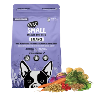 Lila "eat SMALL Insects for Pets" Hundefutterbeutel mit der Aufschrift "BALANCE," mit einem Französischen Bulldoggen und Gemüse wie Karotten und Kartoffeln.