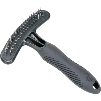 Râteau de toilettage pour animaux de compagnie noir avec des broches en métal et une poignée ergonomique, conçu pour enlever les poils lâches et les nœuds.