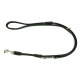 Schwarze Leder-Hundeleine mit silbernen Metallclips und Ringen, entworfen für Langlebigkeit und Komfort.
